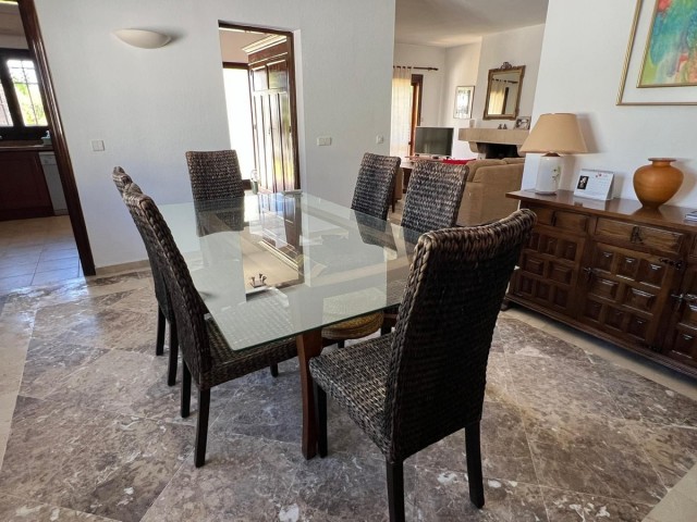 Villa con 4 Dormitorios  en Estepona