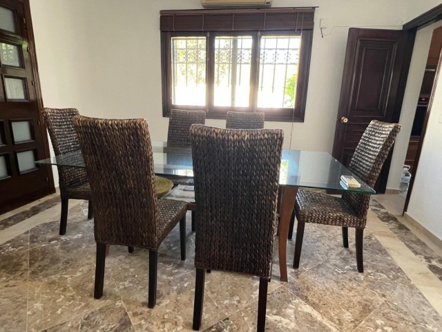 Villa con 4 Dormitorios  en Estepona