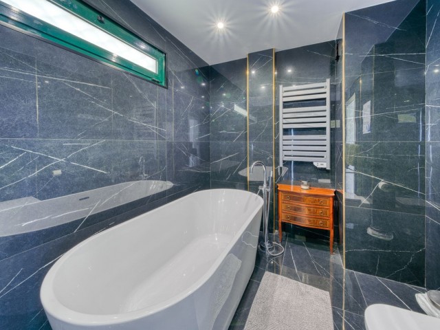 Ático con 4 Dormitorios  en Torrequebrada