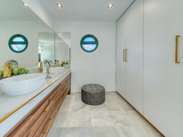 Ático con 4 Dormitorios  en Torrequebrada