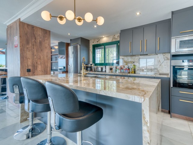 Ático con 4 Dormitorios  en Torrequebrada