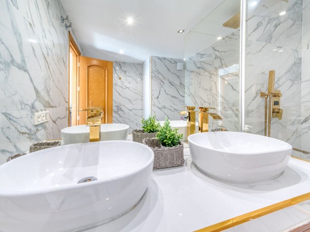 Ático con 4 Dormitorios  en Torrequebrada