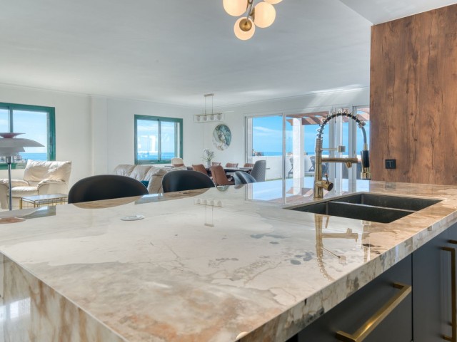 Ático con 4 Dormitorios  en Torrequebrada