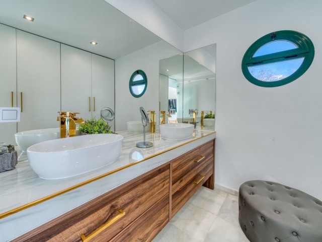 Ático con 4 Dormitorios  en Torrequebrada