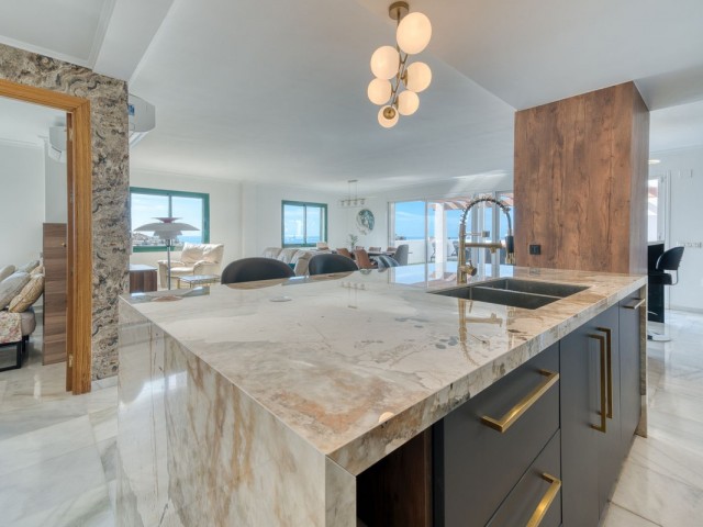 Ático con 4 Dormitorios  en Torrequebrada