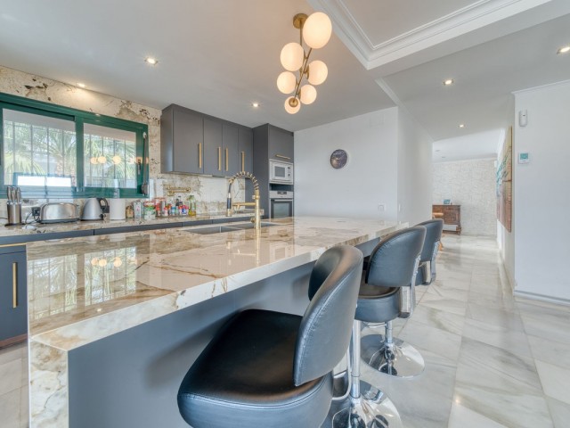 Ático con 4 Dormitorios  en Torrequebrada