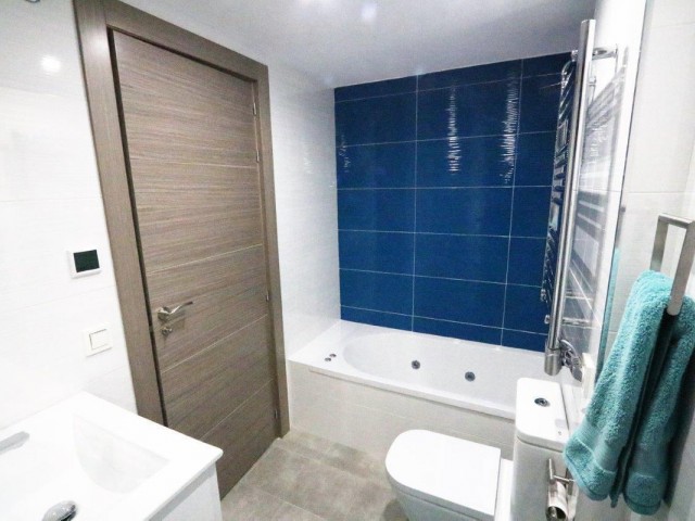 Apartamento con 4 Dormitorios  en Fuengirola