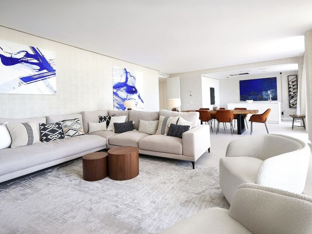 Apartamento con 4 Dormitorios  en Estepona