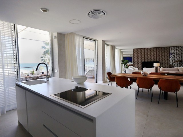 Apartamento con 4 Dormitorios  en Estepona