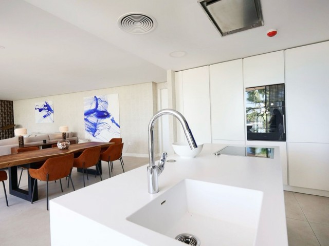 Apartamento con 4 Dormitorios  en Estepona