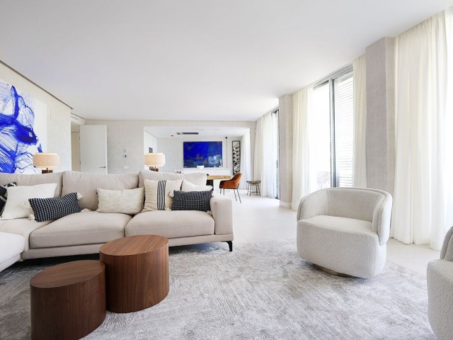 Apartamento con 4 Dormitorios  en Estepona