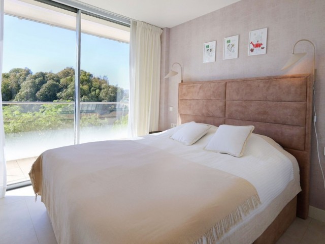 Apartamento con 4 Dormitorios  en Estepona