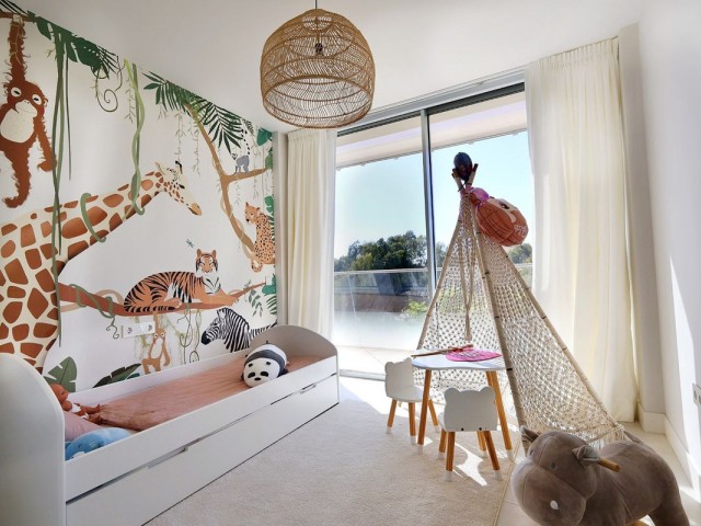 Apartamento con 4 Dormitorios  en Estepona