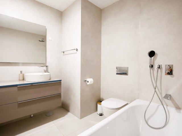 Apartamento con 4 Dormitorios  en Estepona