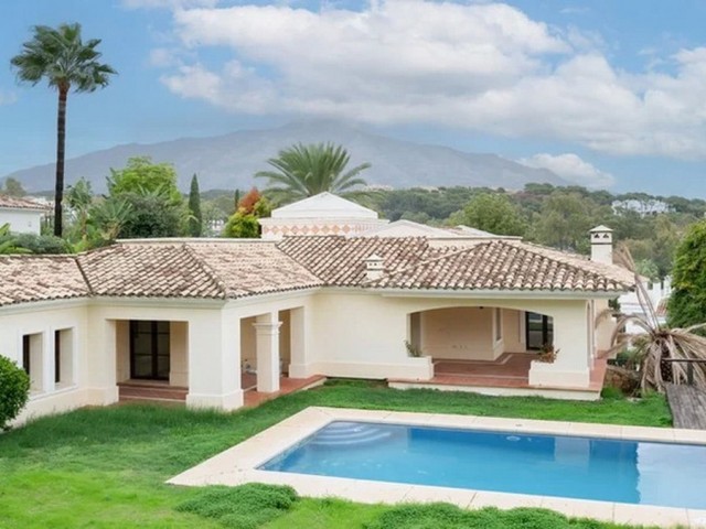 Villa avec 5 Chambres  à Nueva Andalucía