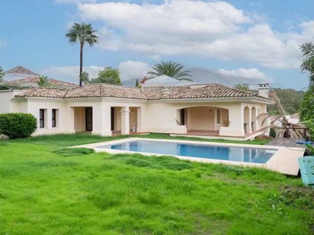 Villa avec 5 Chambres  à Nueva Andalucía