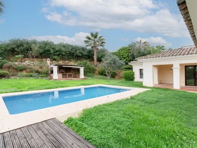 Villa avec 5 Chambres  à Nueva Andalucía
