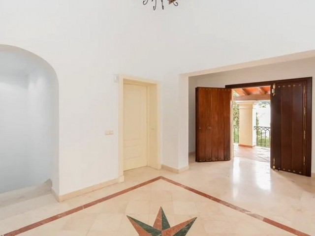 Villa avec 5 Chambres  à Nueva Andalucía