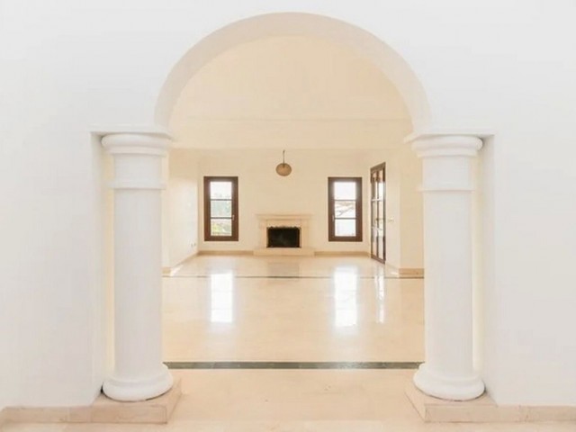 Villa avec 5 Chambres  à Nueva Andalucía