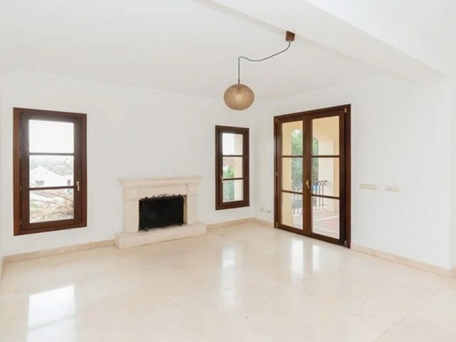 Villa avec 5 Chambres  à Nueva Andalucía