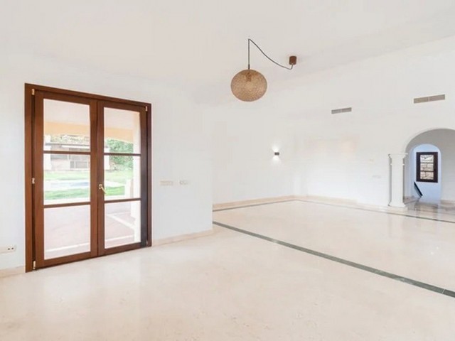 Villa avec 5 Chambres  à Nueva Andalucía