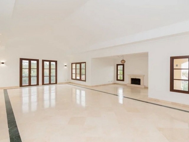 Villa avec 5 Chambres  à Nueva Andalucía