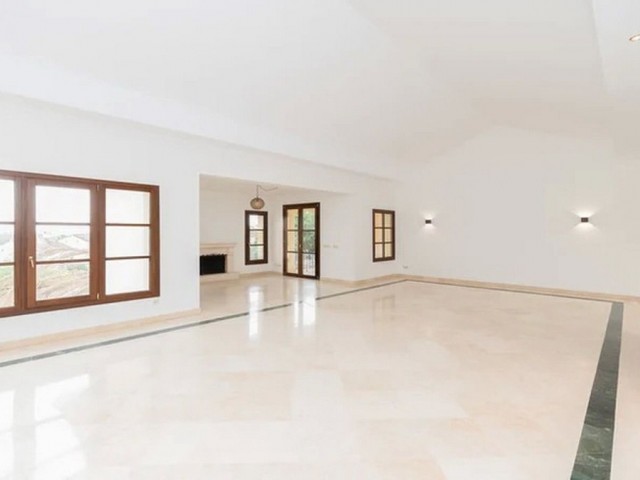 Villa avec 5 Chambres  à Nueva Andalucía