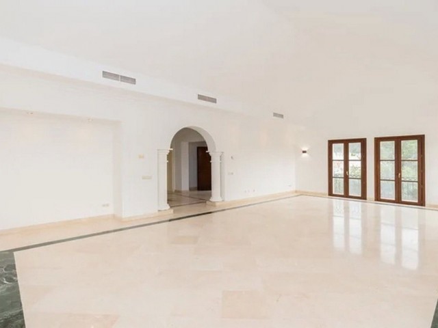 Villa avec 5 Chambres  à Nueva Andalucía