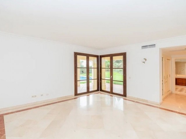 Villa avec 5 Chambres  à Nueva Andalucía