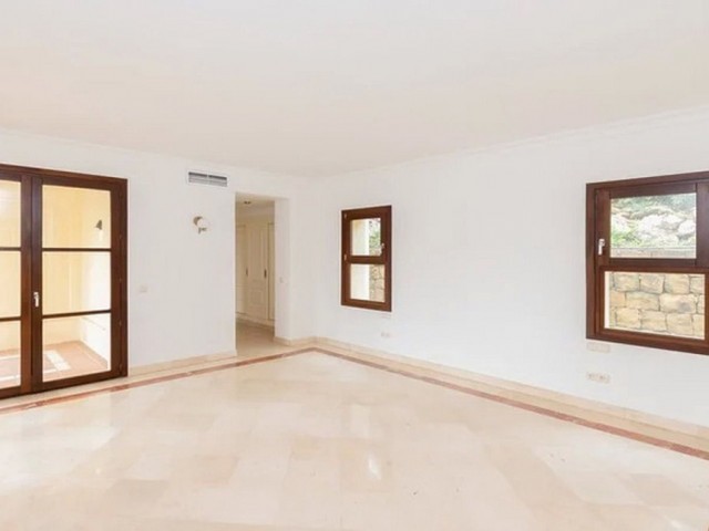 Villa avec 5 Chambres  à Nueva Andalucía