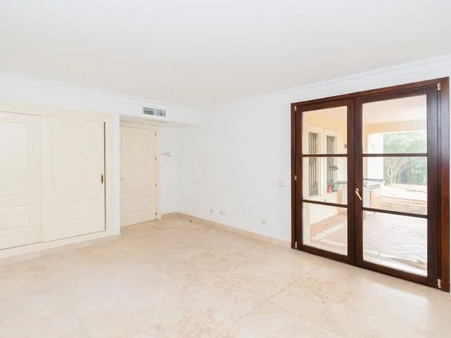 Villa avec 5 Chambres  à Nueva Andalucía