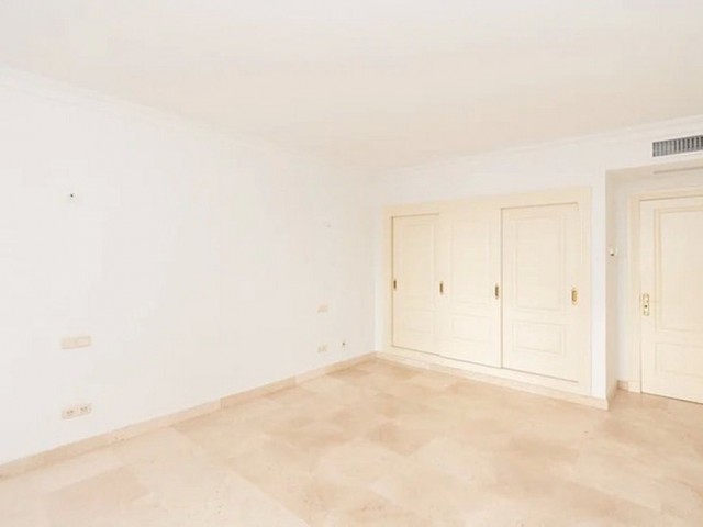 Villa avec 5 Chambres  à Nueva Andalucía