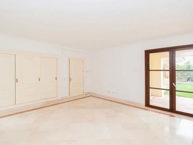 Villa avec 5 Chambres  à Nueva Andalucía