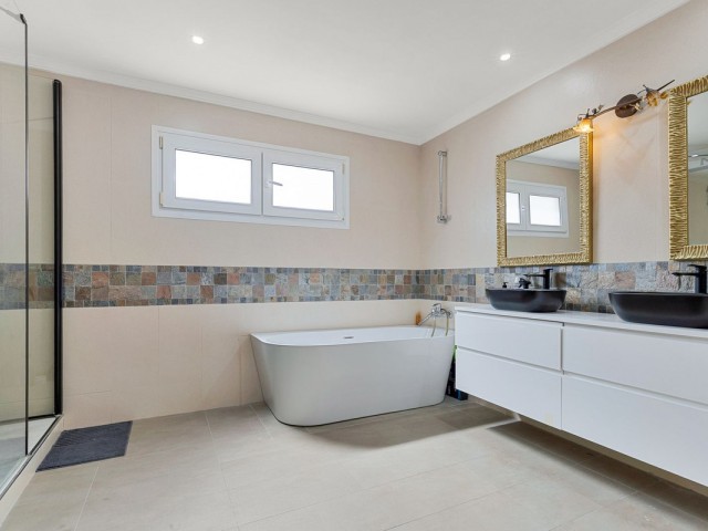 6 Bedrooms Villa in Benalmadena Costa