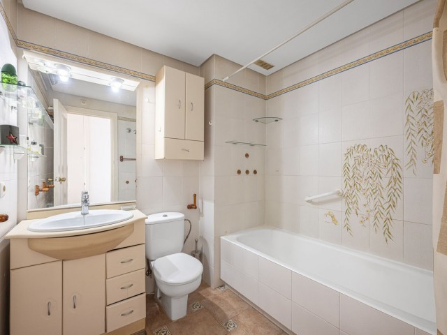 Apartamento con 2 Dormitorios  en Estepona