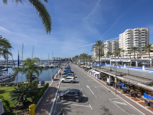 Apartamento con 2 Dormitorios  en Estepona