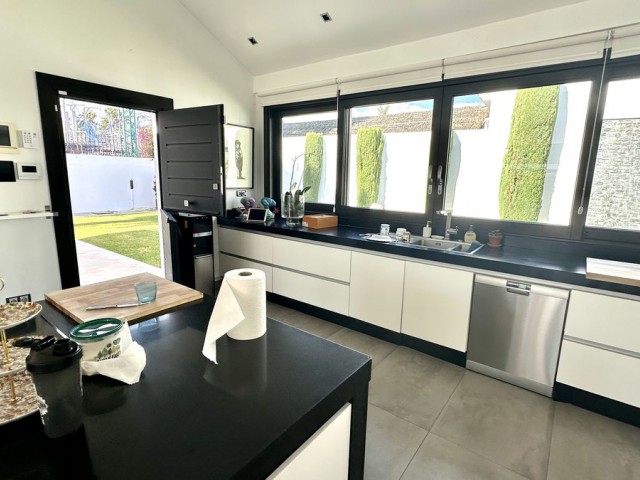 6 Bedrooms Villa in Guadalmina Baja