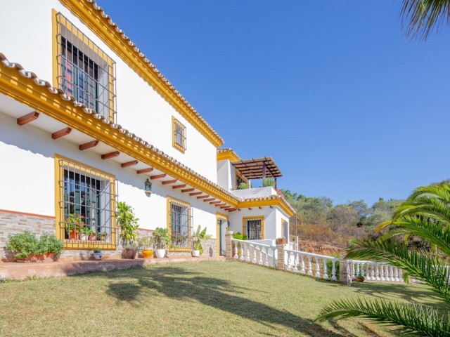 4 Bedrooms Villa in Elviria