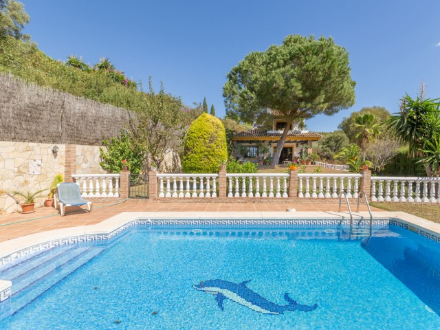 4 Bedrooms Villa in Elviria