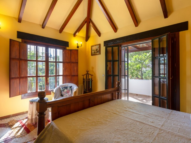 4 Bedrooms Villa in Elviria