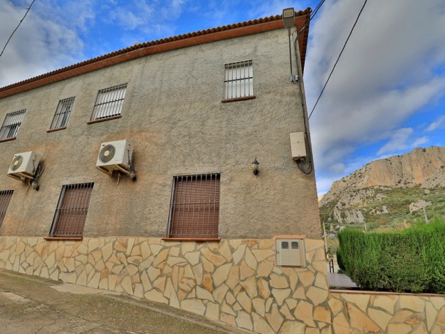 6 Bedrooms Villa in Alfarnatejo