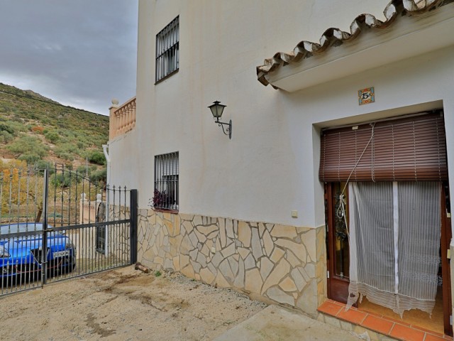6 Bedrooms Villa in Alfarnatejo