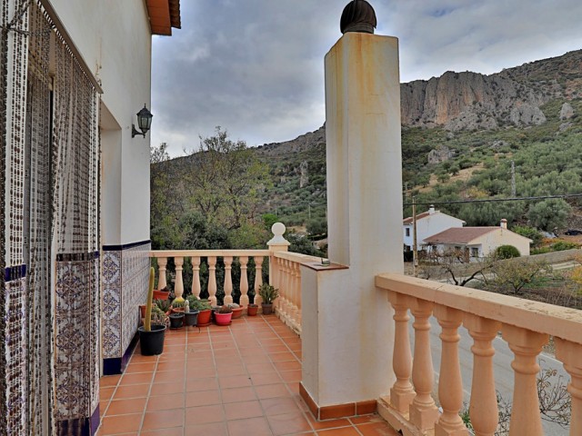 6 Bedrooms Villa in Alfarnatejo