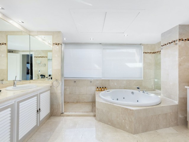 3 Bedrooms Apartment in Nueva Andalucía