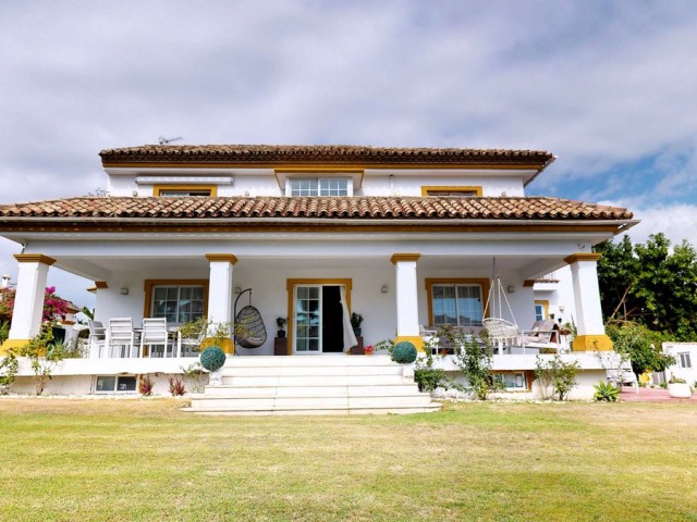 7 Soveroms Villa i Guadalmina Alta