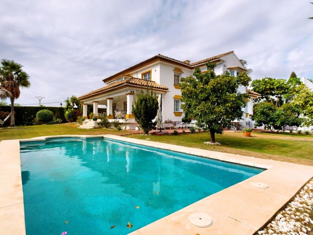 7 Soveroms Villa i Guadalmina Alta
