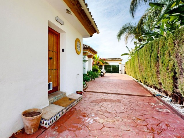 7 Soveroms Villa i Guadalmina Alta