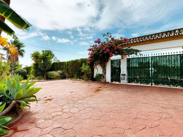 7 Soveroms Villa i Guadalmina Alta