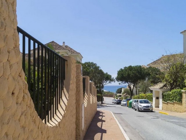2 Bedrooms Apartment in Elviria