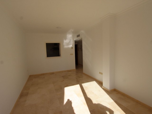 2 Bedrooms Apartment in Elviria